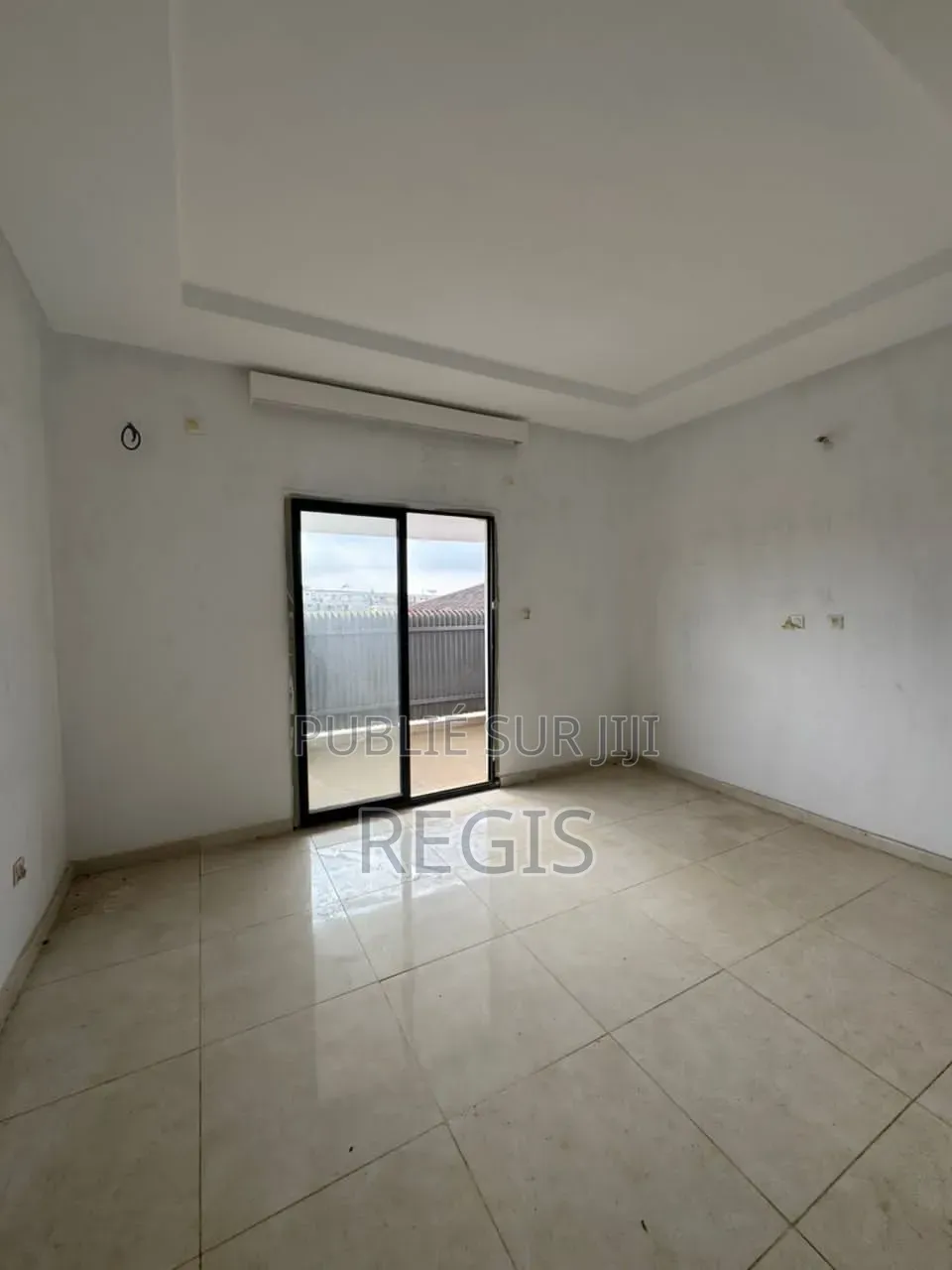 5chbre Duplex dans Regis, Cocody à Louer