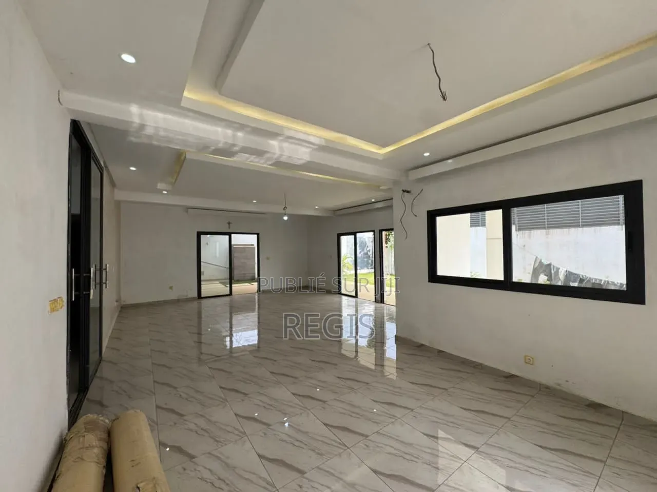 5chbre Duplex dans Regis, Cocody à Louer