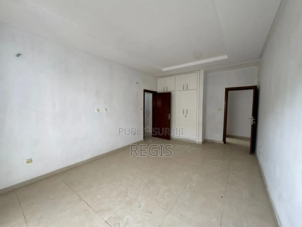 5chbre Duplex dans Regis, Cocody à Louer