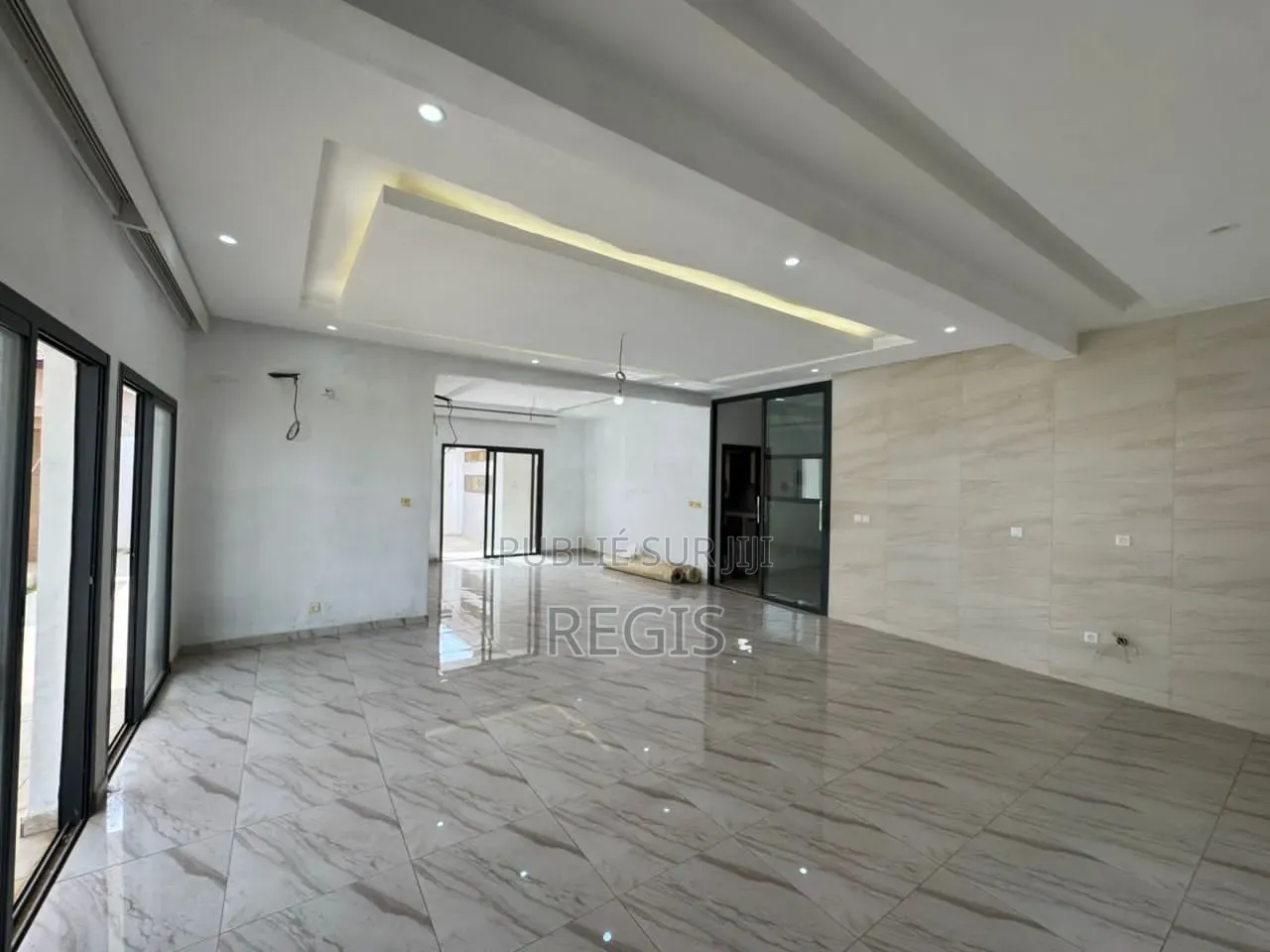 5chbre Duplex dans Regis, Cocody à Louer