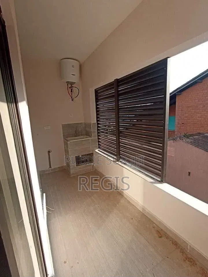 3chbre Appartement dans Regis, Cocody à Louer