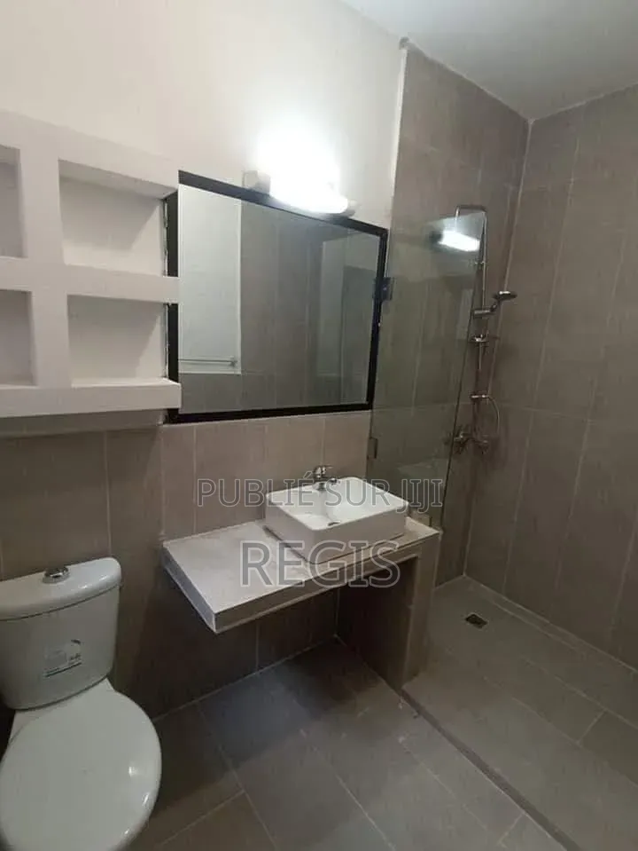 3chbre Appartement dans Regis, Cocody à Louer