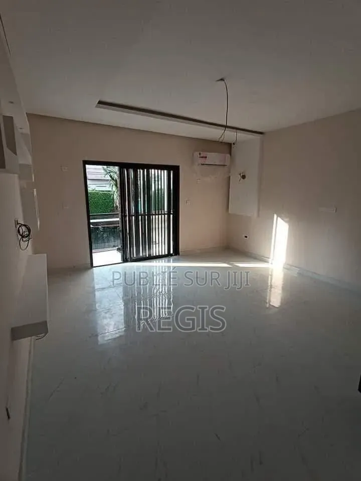 3chbre Appartement dans Regis, Cocody à Louer