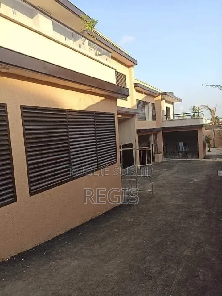 3chbre Appartement dans Regis, Cocody à Louer