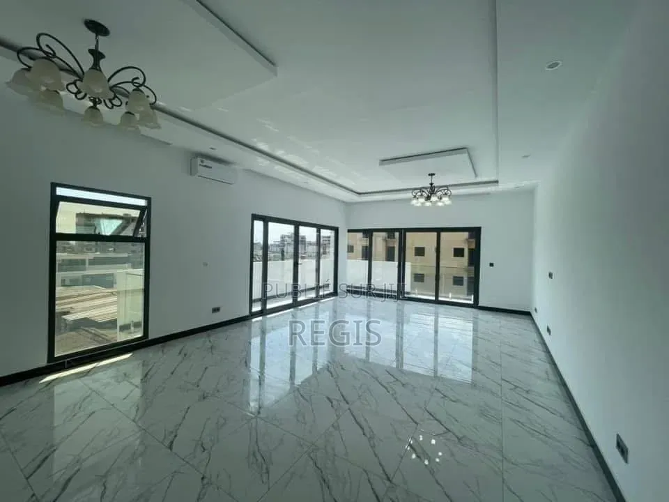 3chbre Appartement dans Regis, Cocody à Louer