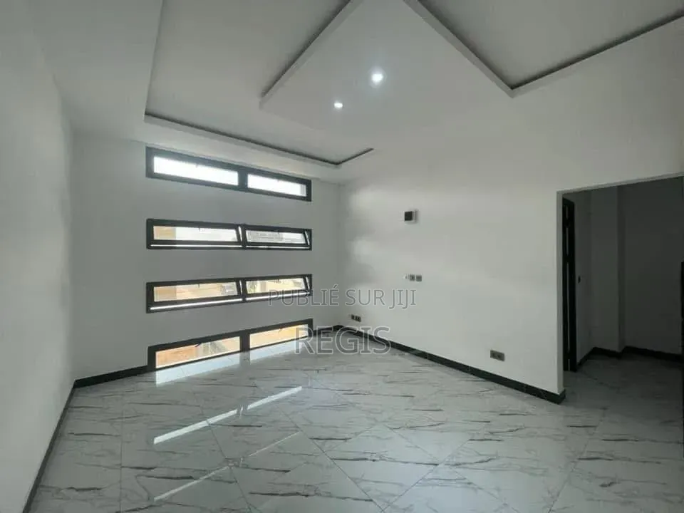 3chbre Appartement dans Regis, Cocody à Louer