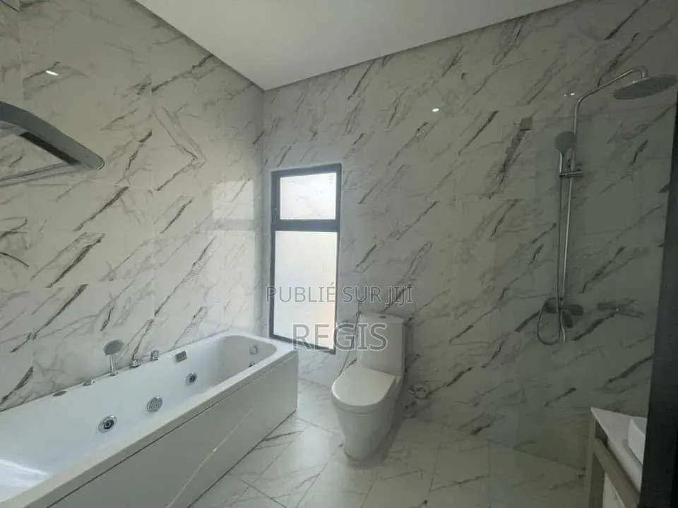 3chbre Appartement dans Regis, Cocody à Louer