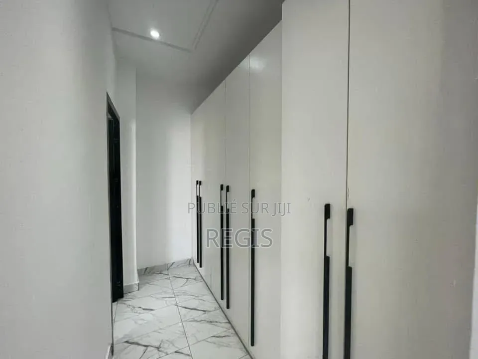 3chbre Appartement dans Regis, Cocody à Louer