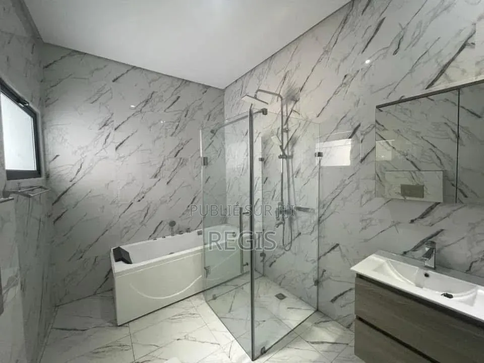 3chbre Appartement dans Regis, Cocody à Louer