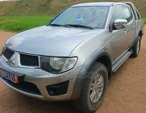 Mitsubishi L200 2011 Gris