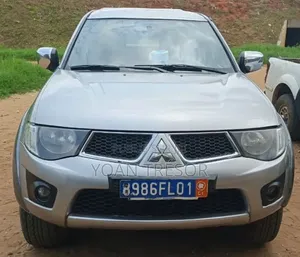 Mitsubishi L200 2011 Gris