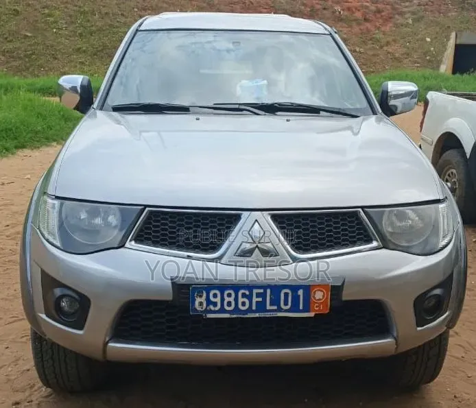 Mitsubishi L200 2011 Gris