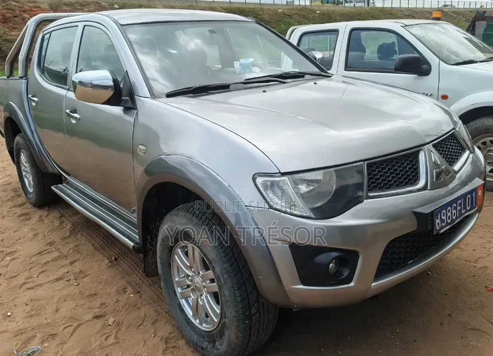 Mitsubishi L200 2011 Gris