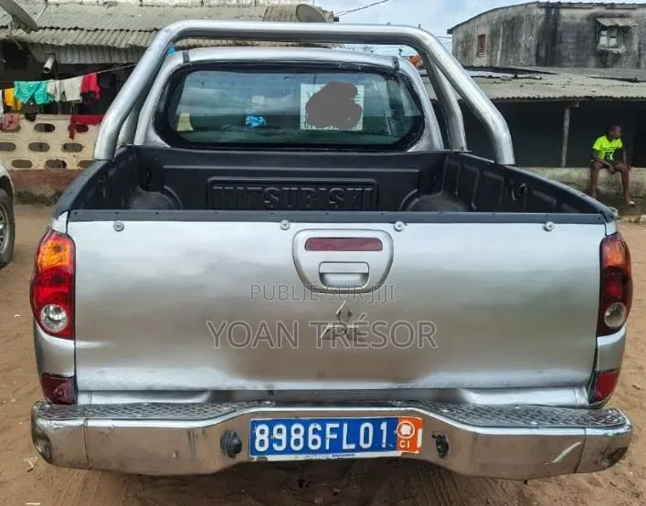 Mitsubishi L200 2011 Gris