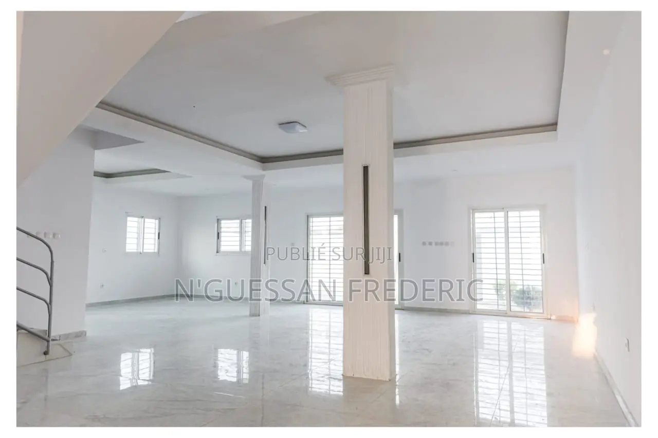 5chbre Duplex dans Duplex 7 Pièces Avec, Grand-Bassam à Vendre