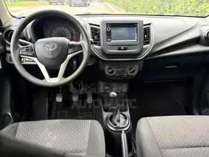 Toyota Vitz 1.0 FWD 5dr 2020 Blanc
