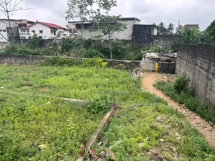 Un Terrain De 1400 M2 en Vente À Angre 8e Tranche