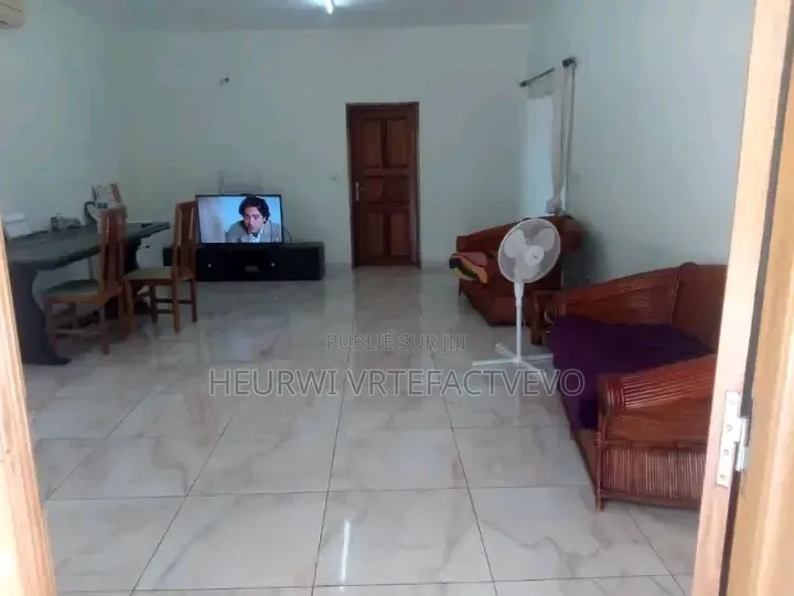 5chbre Villa dans Villa 5 Pièces à Vendre