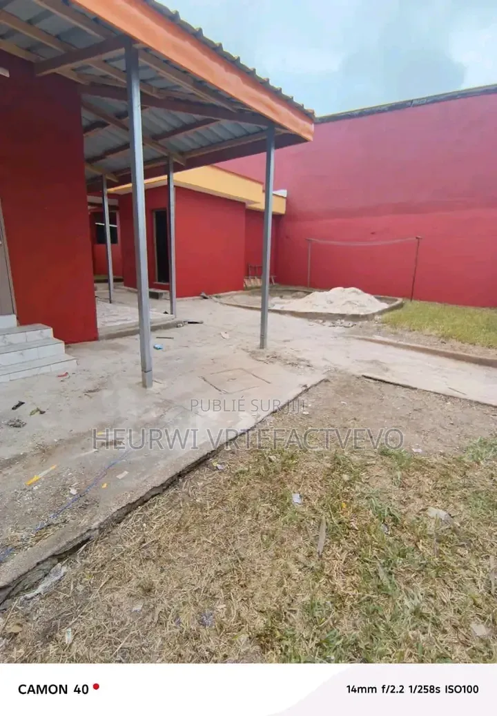 5chbre Villa dans Villa 5 Pièces à Vendre