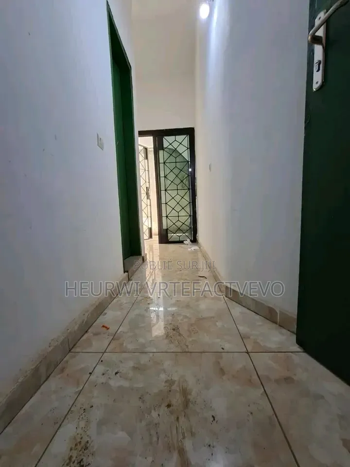 5chbre Villa dans Villa 5 Pièces à Vendre