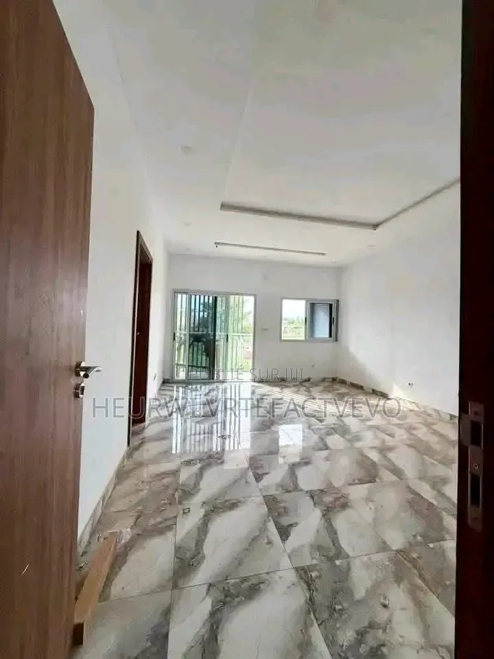 5chbre Duplex dans Bingerville à Vendre