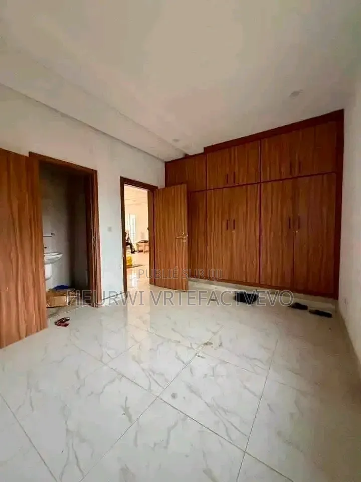 5chbre Duplex dans Bingerville à Vendre