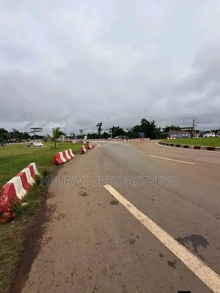 Un Terrain De 900M2 en Vente À Assouinde