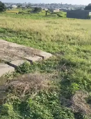 Terrain À Céder