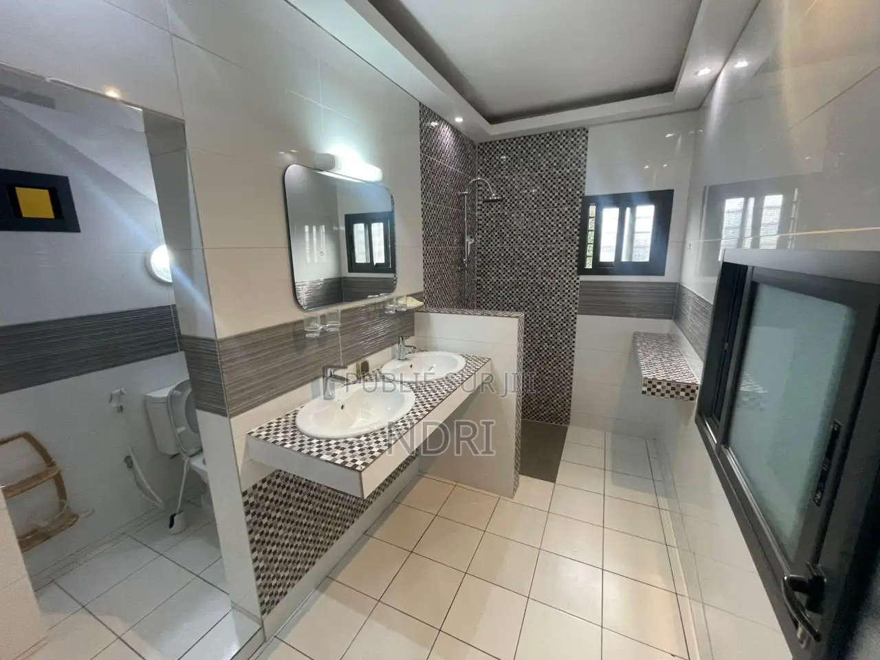 6chbre Villa dans Irs Immo, Cocody à Louer