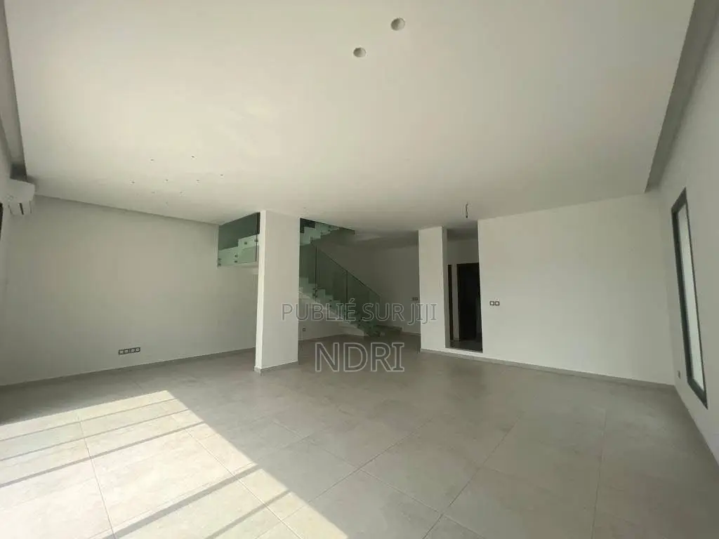 4chbre Villa dans Irs Immo, Cocody à Louer