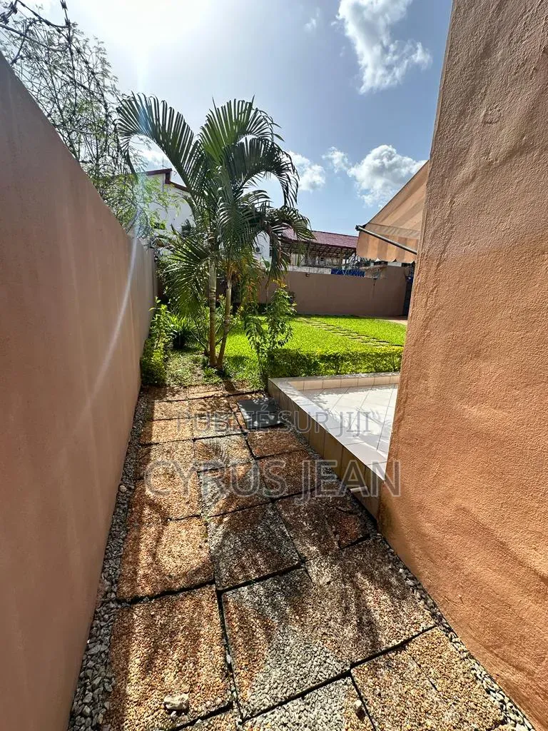 4chbre Villa dans Villa, Cocody à Louer