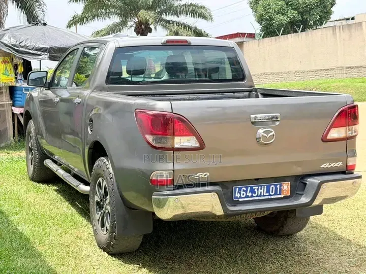 Mazda BT-50 2017 Gris