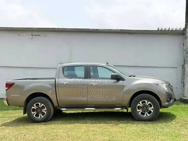 Mazda BT-50 2017 Gris