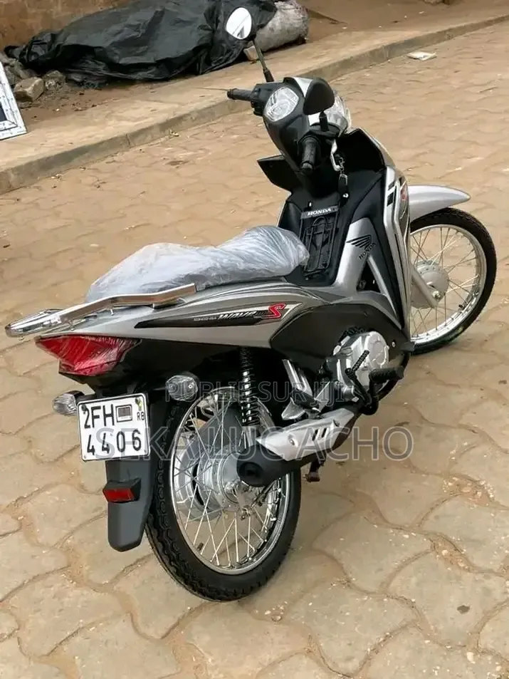 Nouveau Honda CB 2026 Gris