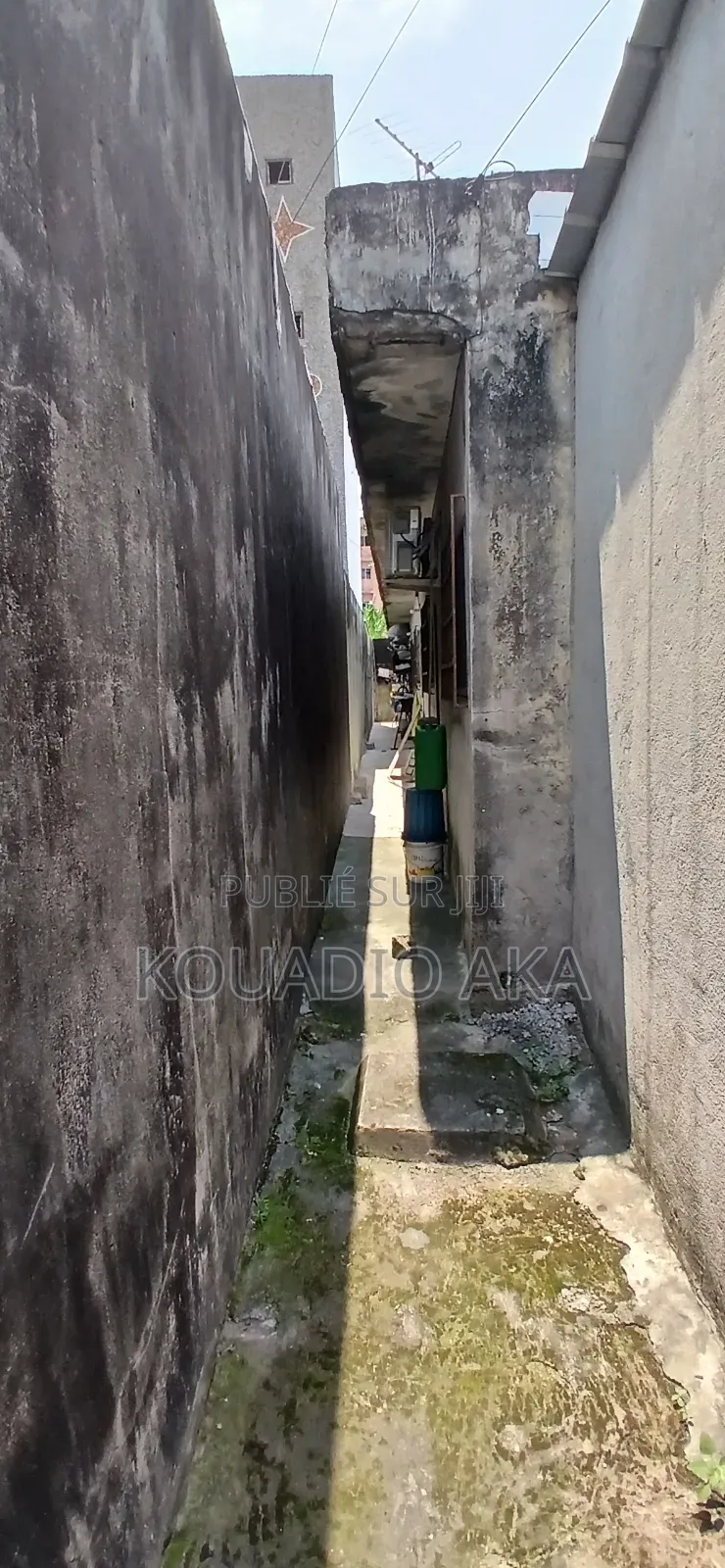 Meublé 12chbre Appartement dans Aka Service, Yopougon à Vendre