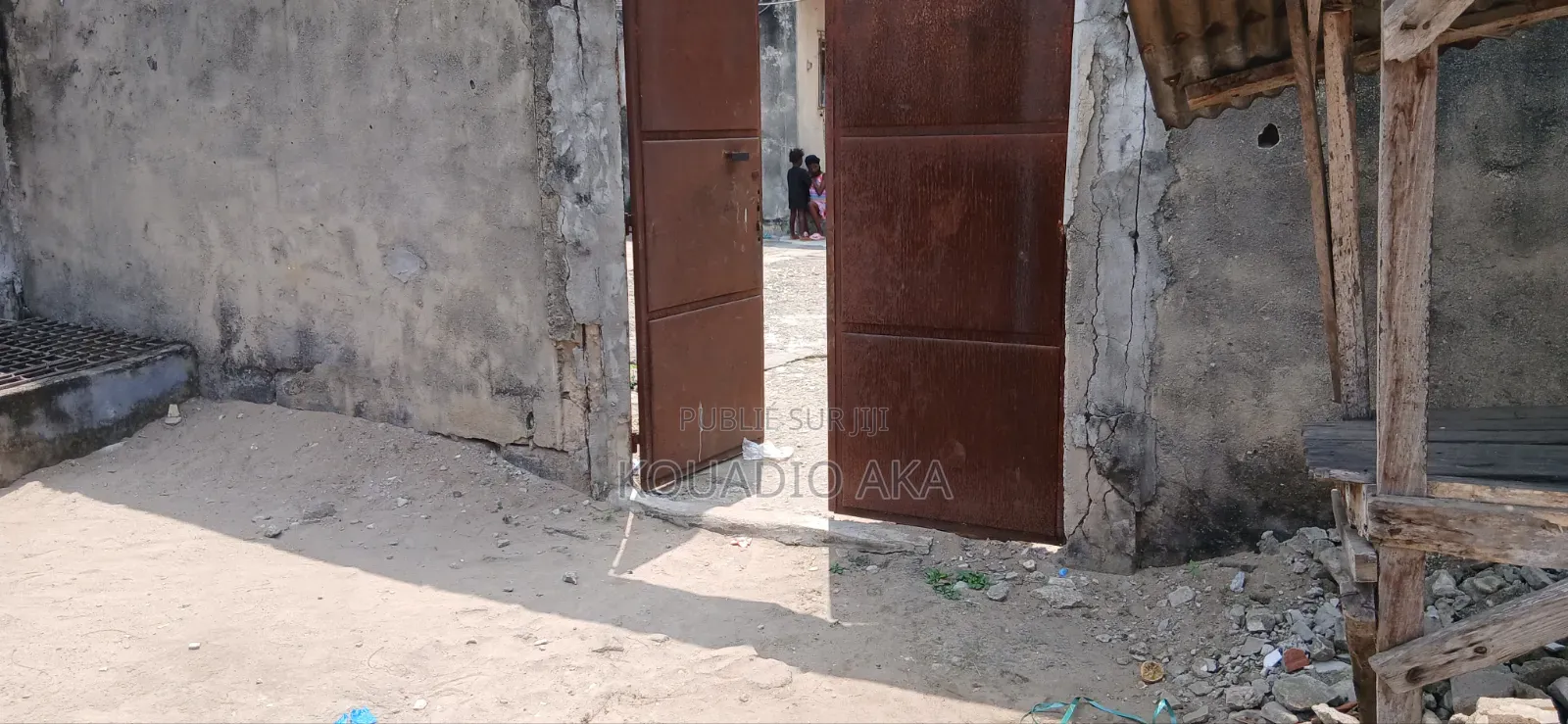 Meublé 12chbre Appartement dans Aka Service, Yopougon à Vendre