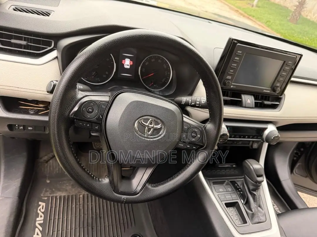 Toyota RAV4 XLE 2022 Gris