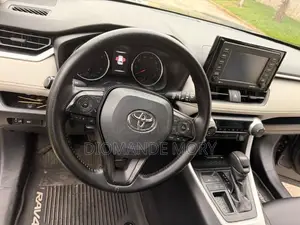 Toyota RAV4 XLE 2022 Gris