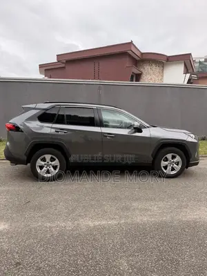 Toyota RAV4 XLE 2022 Gris