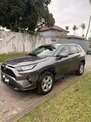 Toyota RAV4 XLE 2022 Gris