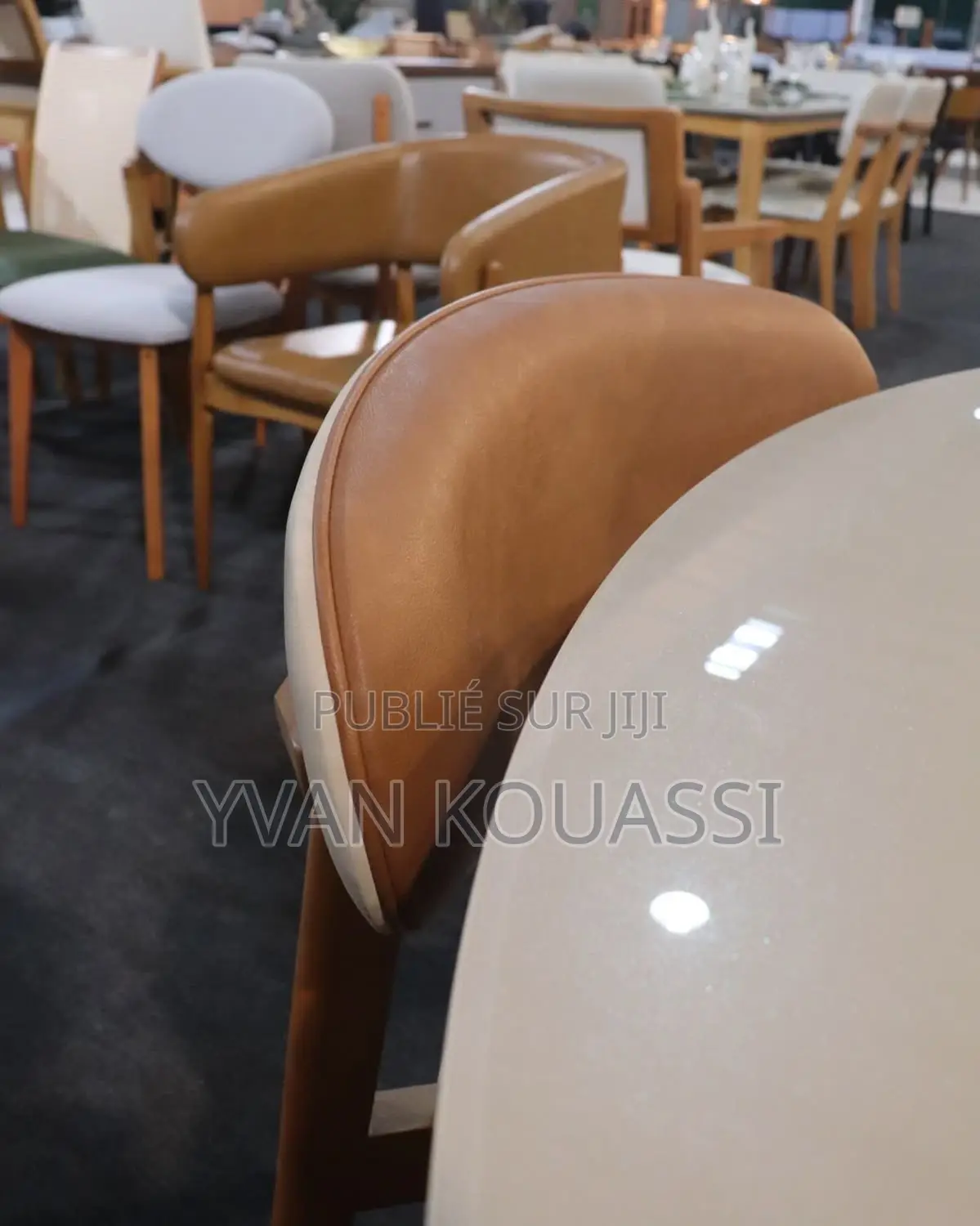 Belle Table À Manger Plateau Marbré Avec 6 Chaises Disponibles