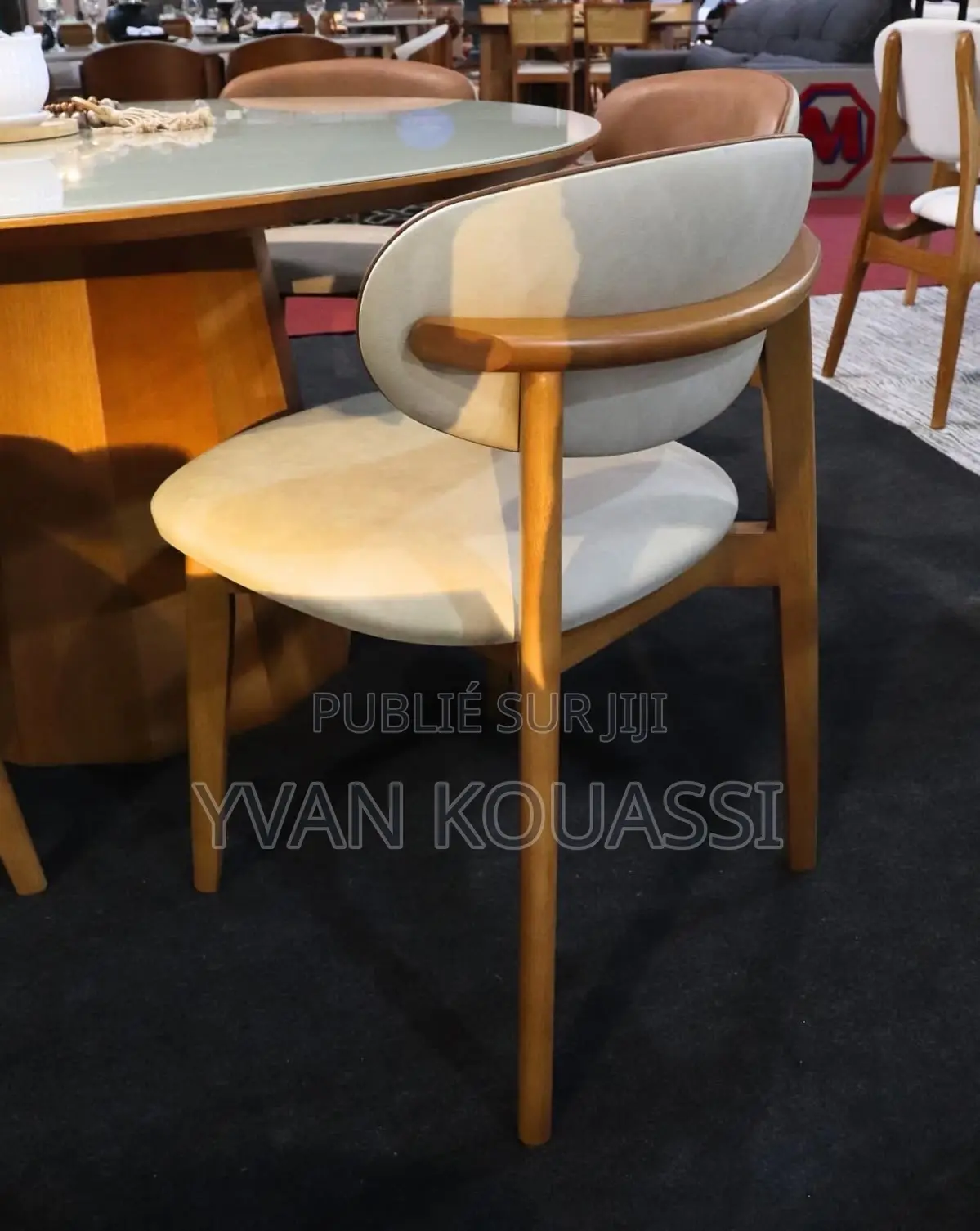 Belle Table À Manger Plateau Marbré Avec 6 Chaises Disponibles