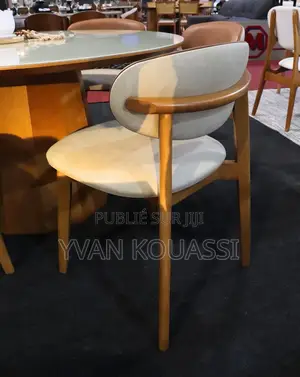 Belle Table À Manger Plateau Marbré Avec 6 Chaises Disponibles