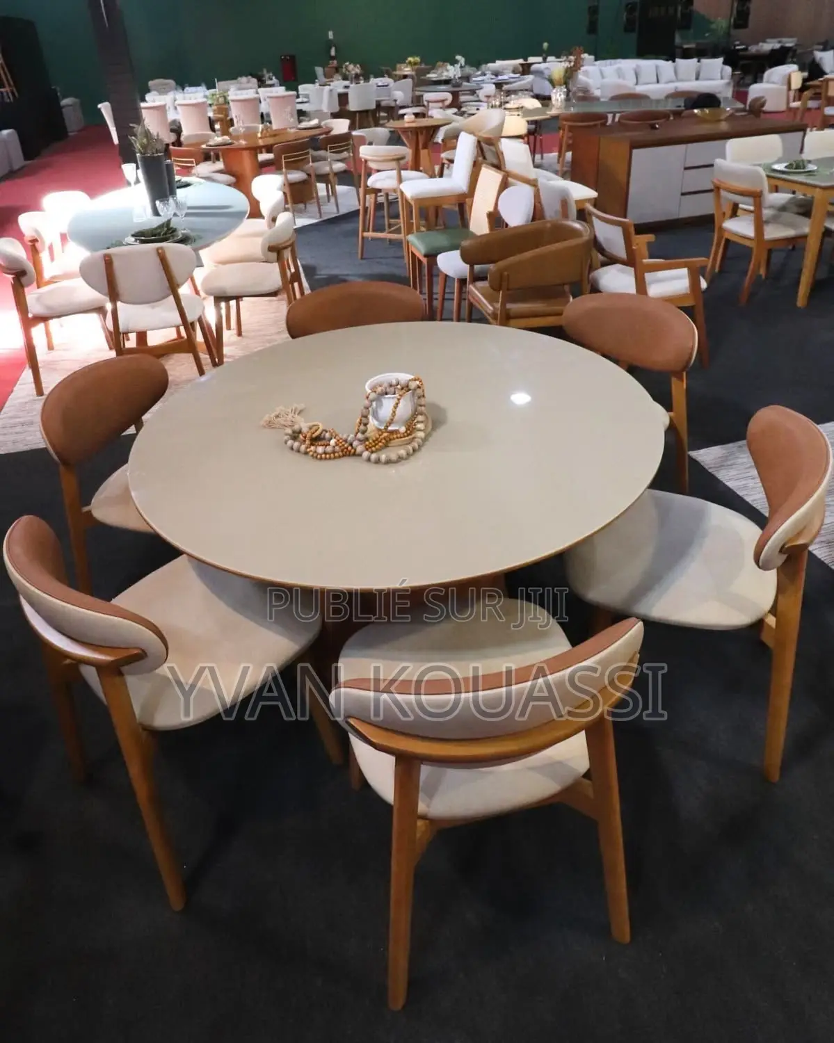 Belle Table À Manger Plateau Marbré Avec 6 Chaises Disponibles