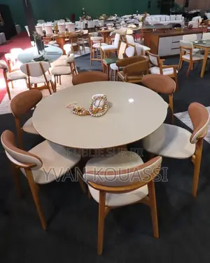Belle Table À Manger Plateau Marbré Avec 6 Chaises Disponibles