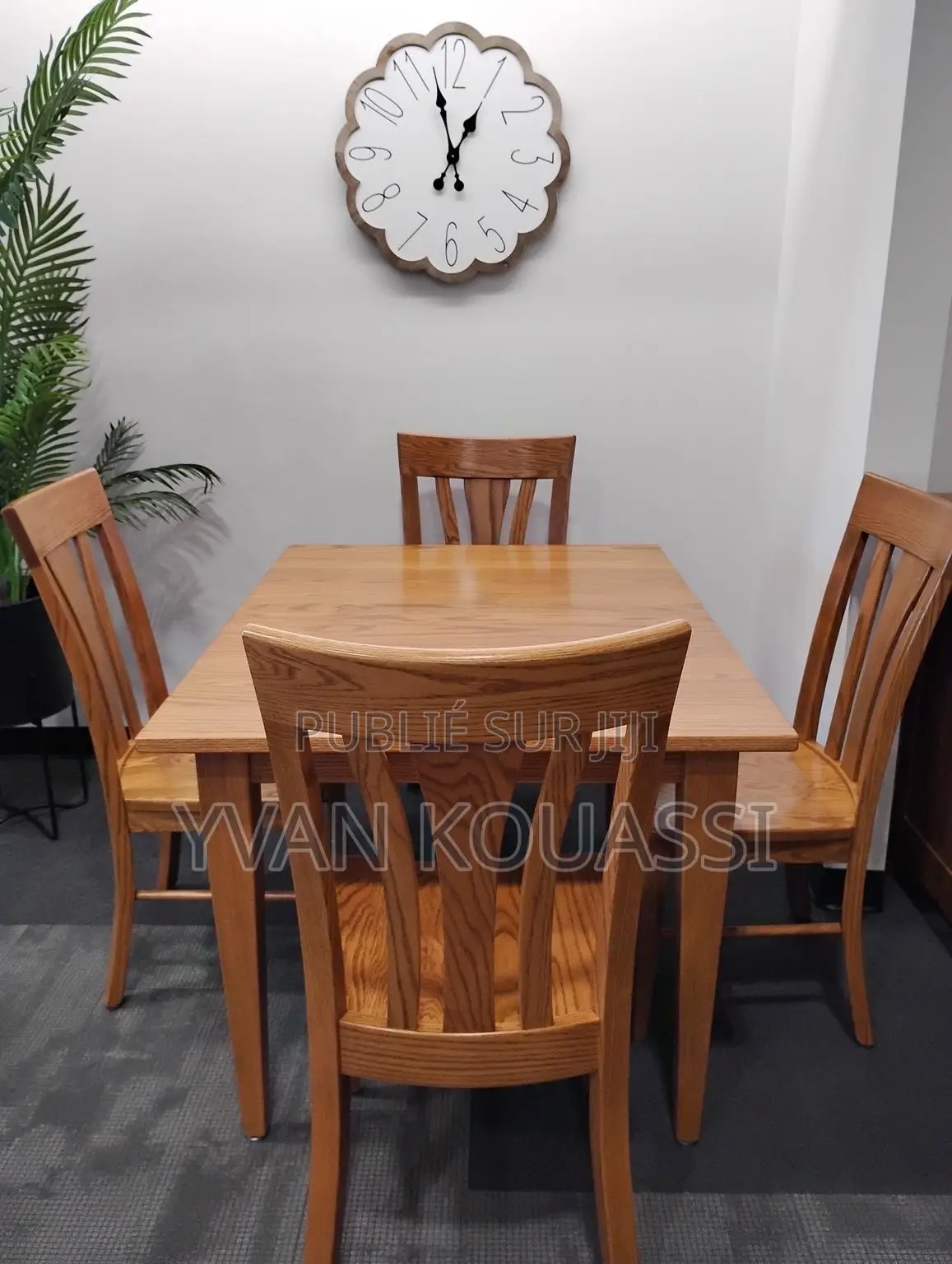 Belle Table À Manger en Bois Massif Avec 4 Chaises Disponibles