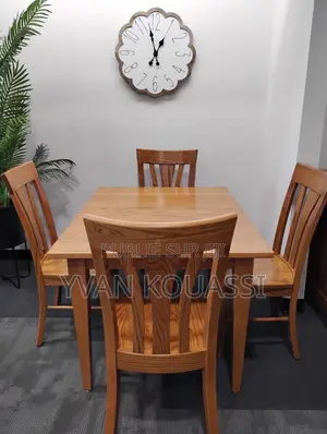 Belle Table À Manger en Bois Massif Avec 4 Chaises Disponibles