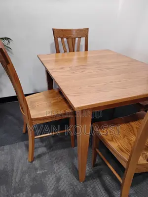 Belle Table À Manger en Bois Massif Avec 4 Chaises Disponibles
