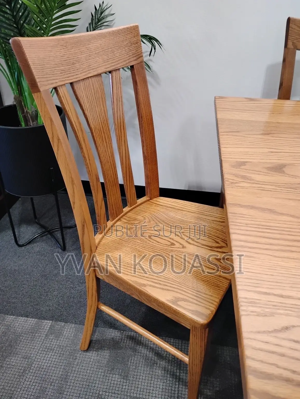 Belle Table À Manger en Bois Massif Avec 4 Chaises Disponibles