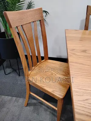 Belle Table À Manger en Bois Massif Avec 4 Chaises Disponibles
